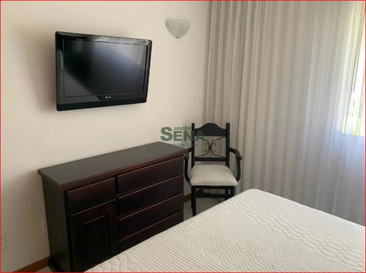 Venta de apartamento en la Brava, 2 dormitorios y medio, 3 baños, piscina, servicios.