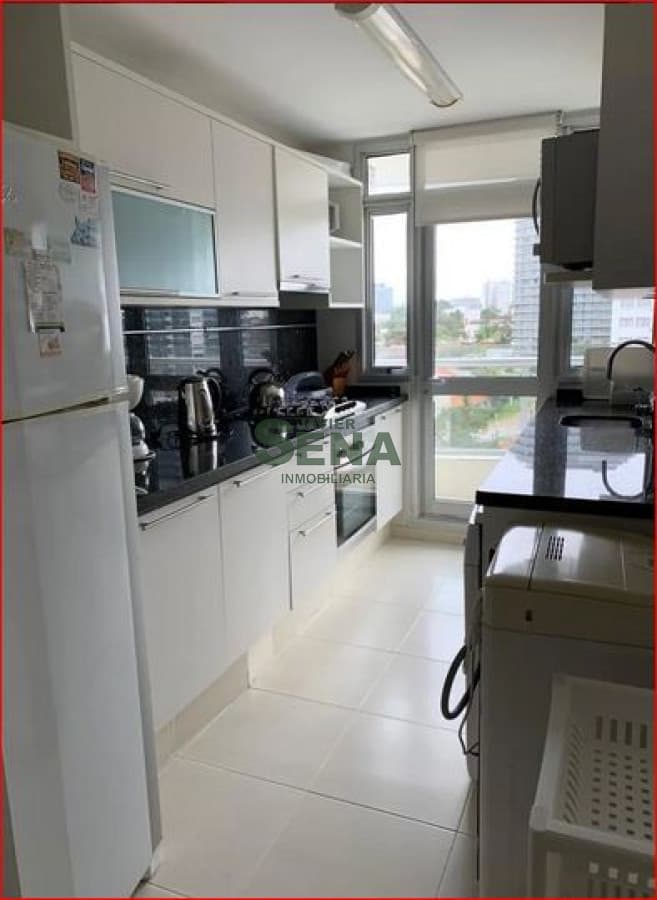 Alquiler de apartemento en la mansa, 3 dormitorios, 4 baños, terraza, buena vista con todos los servicios.