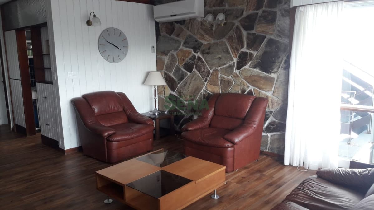 Alquila apartamento en la mansa, 3 dormitorios, 2 baños, buena vista, por escalera.