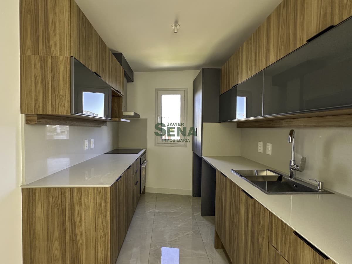 Venta de apartamento en Punta del Este, con 3 dormitorios y 2 baños en edificio a estrenar .