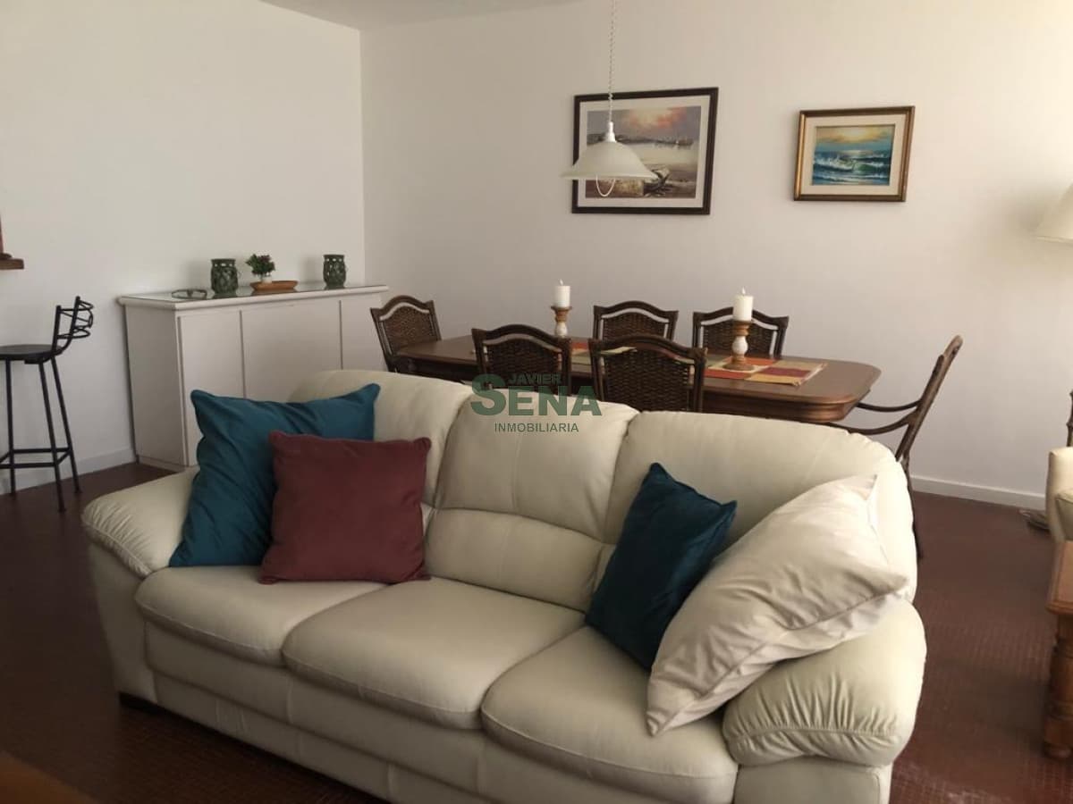 Alquiler de apartamento en la Mansa, 2 dormitorios, baño, balcon, buena vista al mar.