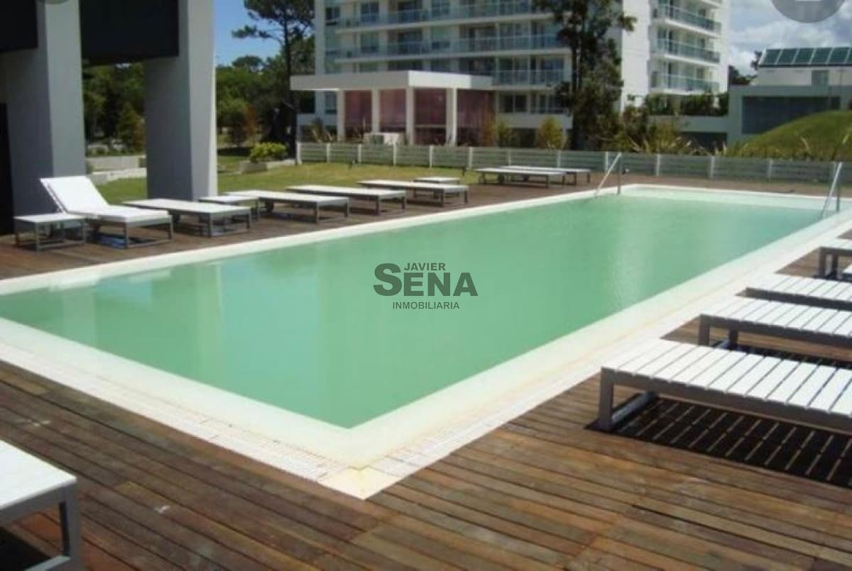 Alquiler de apartamento en la Roosevelt, 2 dormitoriosd, 2 baños, piscina, buen edificio.