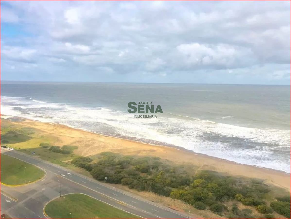 Venta y alquiler de apartamento en la Brava, 3 dormitorios, 5 baños, la mejor vista y servicios.