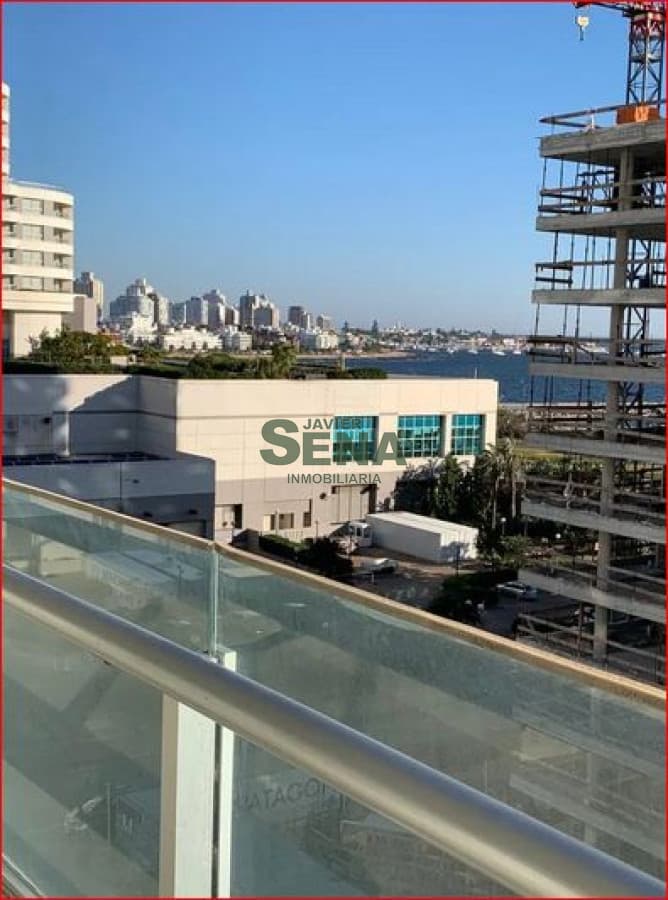 Alquiler de apartemento en la mansa, 3 dormitorios, 4 baños, terraza, buena vista con todos los servicios.