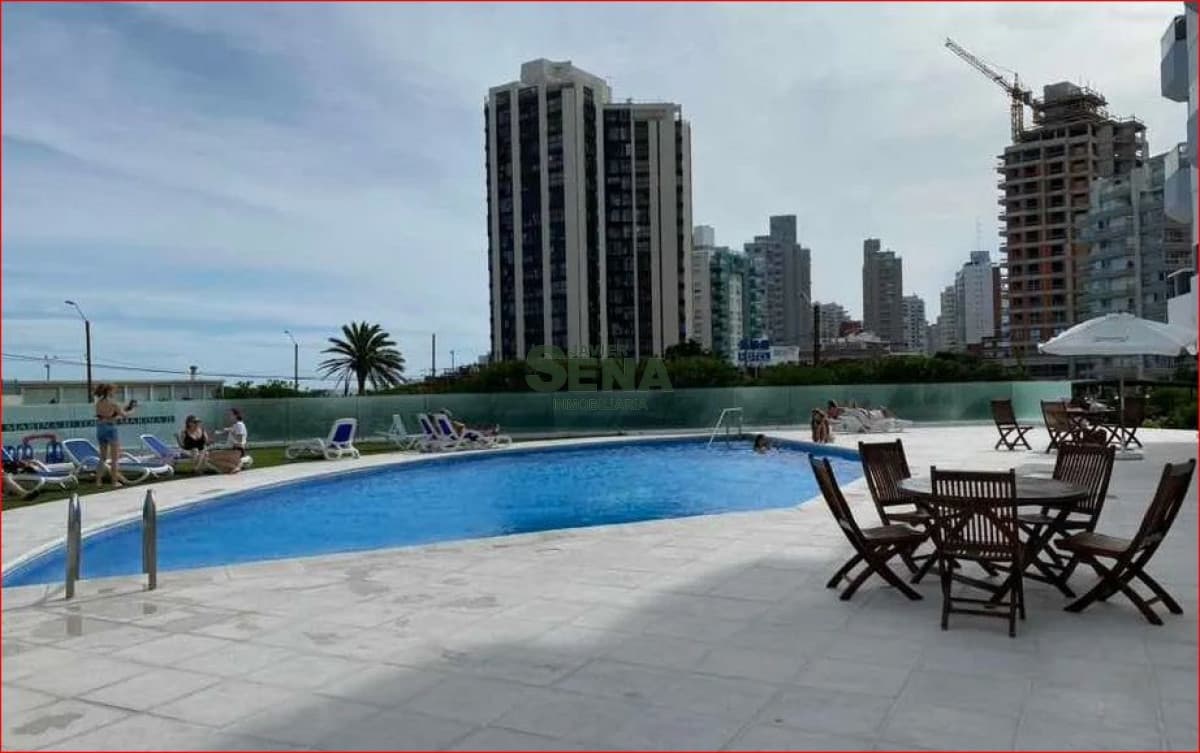 Alquiler de apto en la brava, 3 dormitorios, 3 baños, piscina, y buena vista.