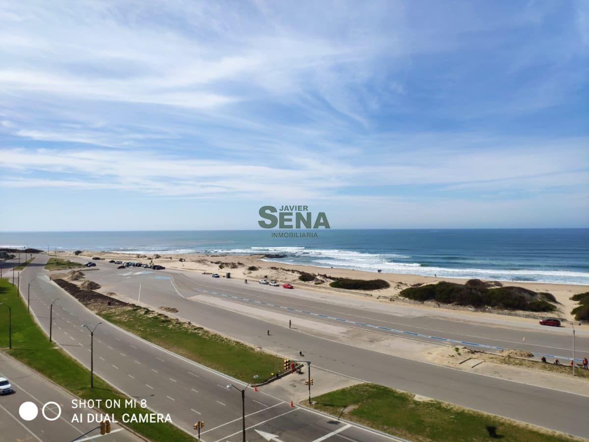 Venta y alquiler de apto en la brava, 2 dormit, 2 baños, piscina, vista al mar.