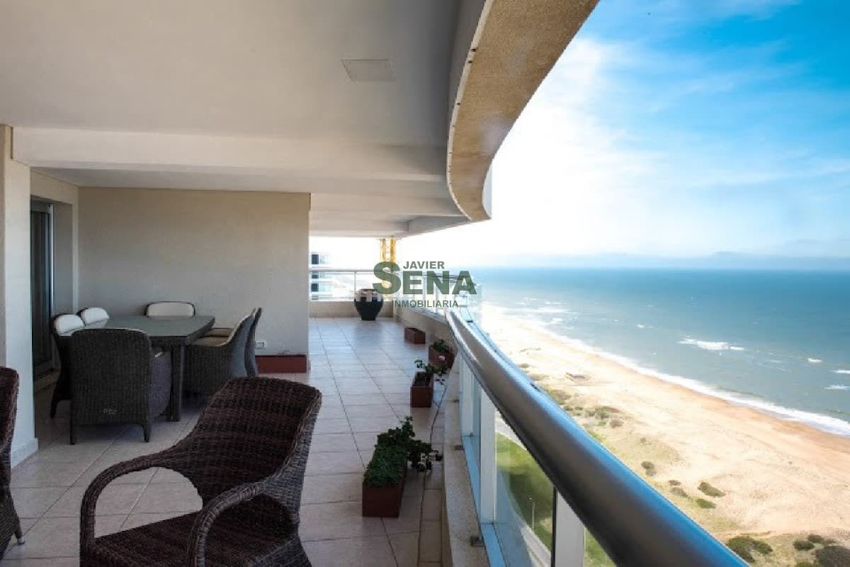 Venta apartamento en Playa Brava, gran piso con la mejor vista al Mar, 5 Dormitorios, 7 baños, 2 suite, todos los servicios.