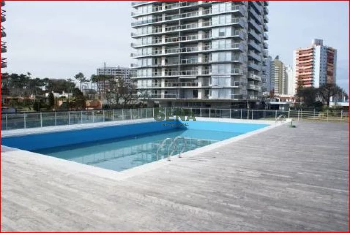 Venta con renta de apartamento en la Mansa, 2 dormitorios, 2 baños, piscina, mas servicios.