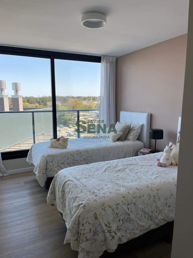 Venta de apartamento en la Roosevelt, 3 dormitorios, 2 baños a estrenar, muy iluminado, amenities.