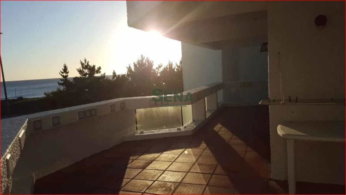 Alquiler de apartamento en la mansa, 2 dormitorios, 2 baños, balcon, frente al mar.