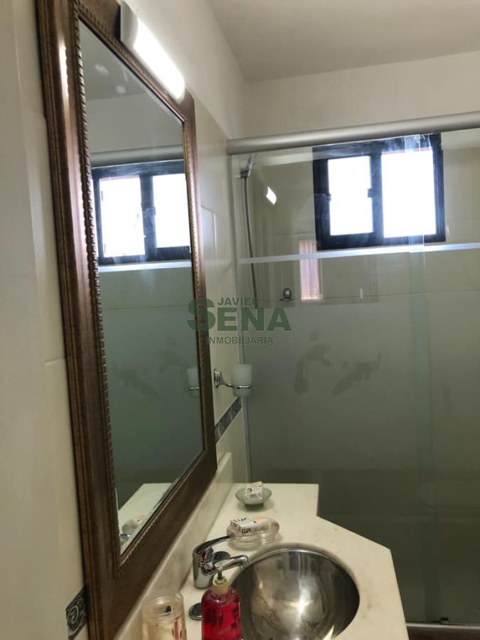 Alquiler de apartamento en la Peninsula, 3 dormitorios, 2 baños, a un paso de todo.