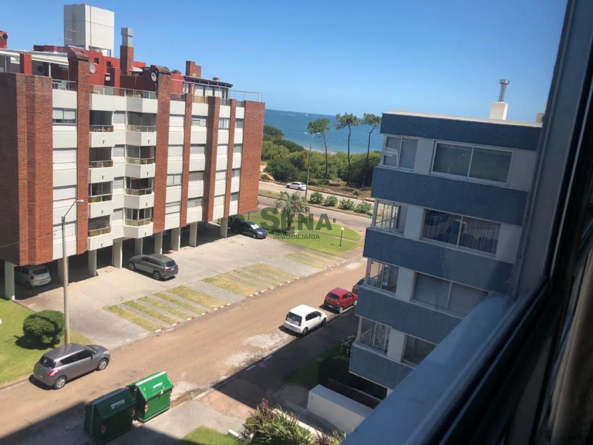 Alquiler de apartamento en la Mansa, 2 dormitorios, baño, balcon, buena vista al mar.