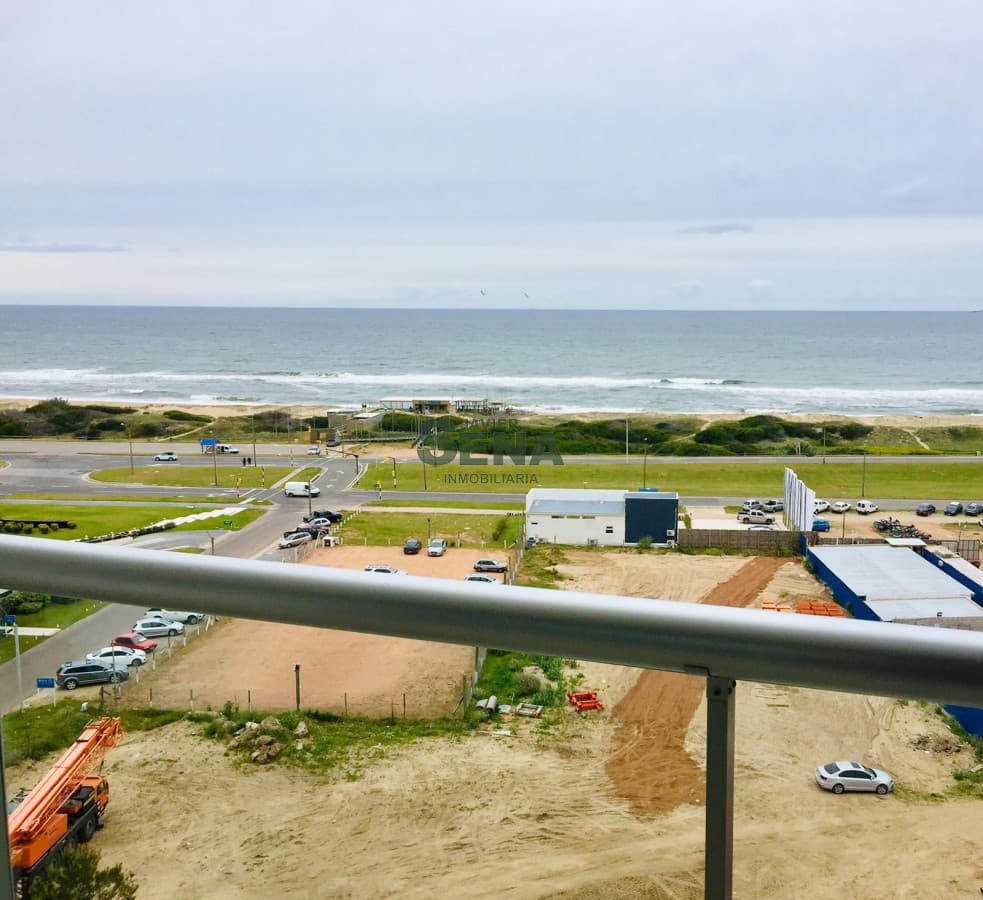Venta y alquiler de apartamento en la Brava, 4 dormitorios, 4 baños, todos los servicios.