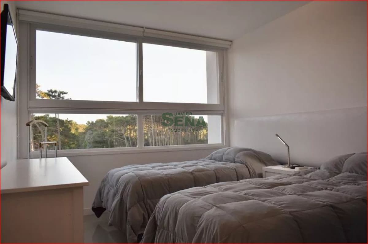 Alquiler y venta de apartamento en la Brava, 3 dormitorios, 4 baños, todos los servicios.