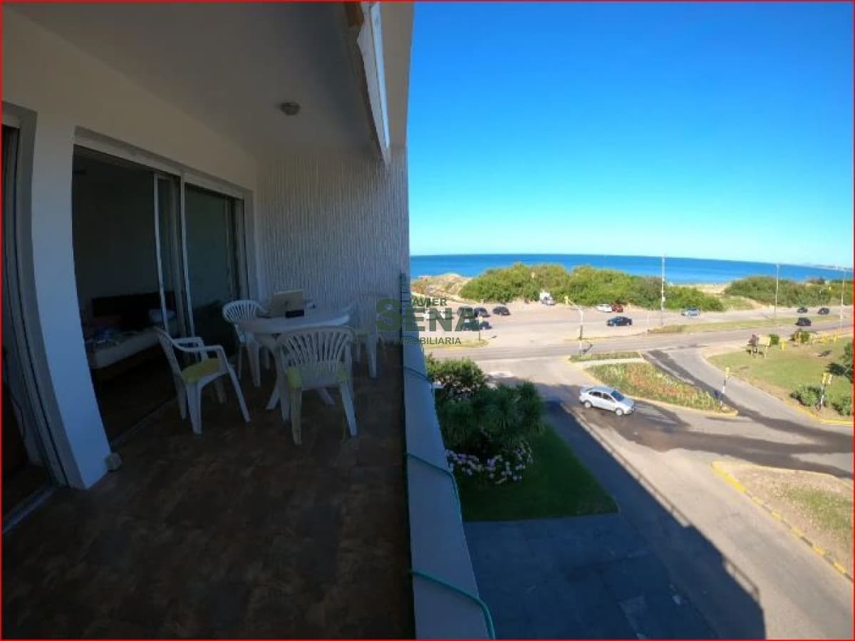 Alquiler de apartamento en la Mansa, 1 dormitorio, baño, balcon frente al mar.