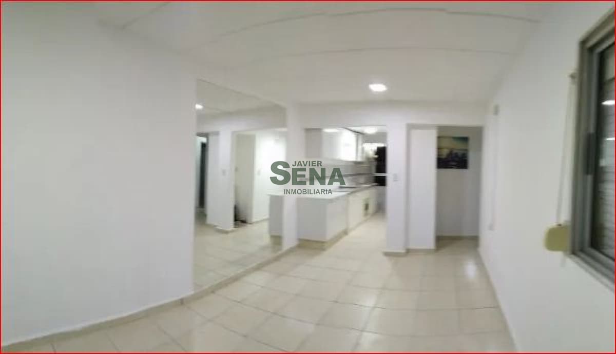Venta de apartamento en el centro de Maldonado, 4 dormiorios, 1 baño, estacionamiento.