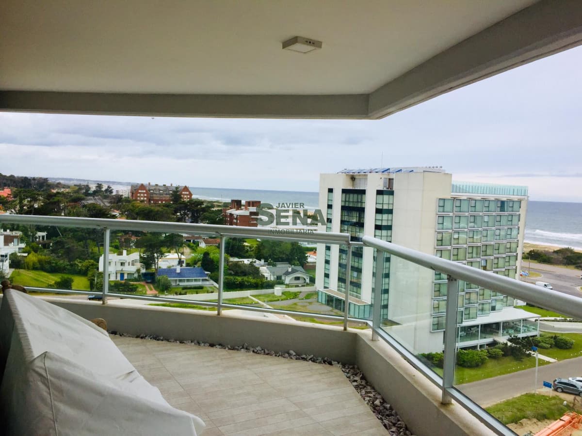 Venta y alquiler de apartamento en la Brava, 4 dormitorios, 4 baños, todos los servicios.