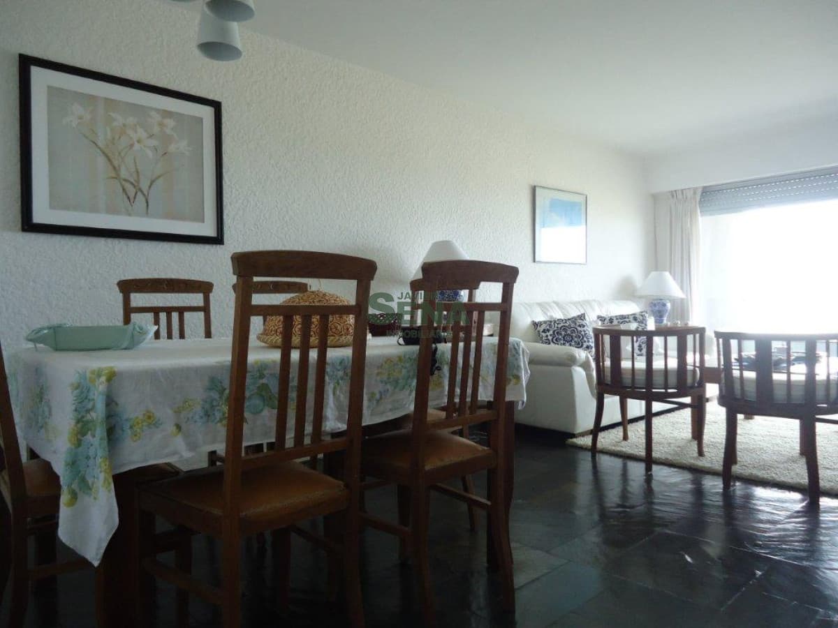 Alquiler de apartamento en la Brava, 2 dormitorios, 2 baños, pileta y todos los servicios.