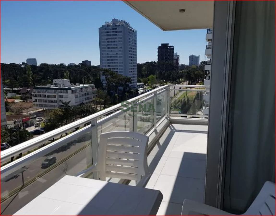 Alquiler de apartamento en la Roosevelt, 2 dormitorios, 2 baños, balcon, piscina, servicios.