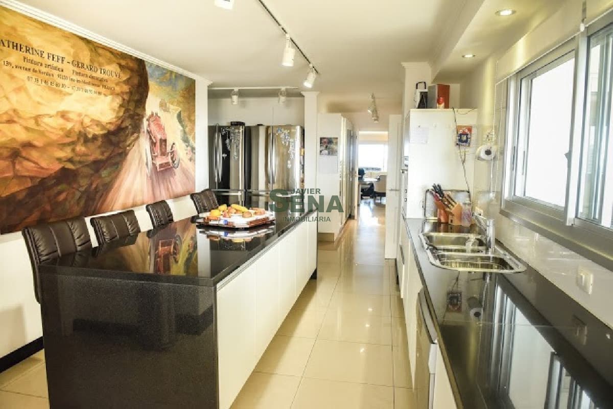 Venta apartamento en Playa Brava, gran piso con la mejor vista al Mar, 5 Dormitorios, 7 baños, 2 suite, todos los servicios.