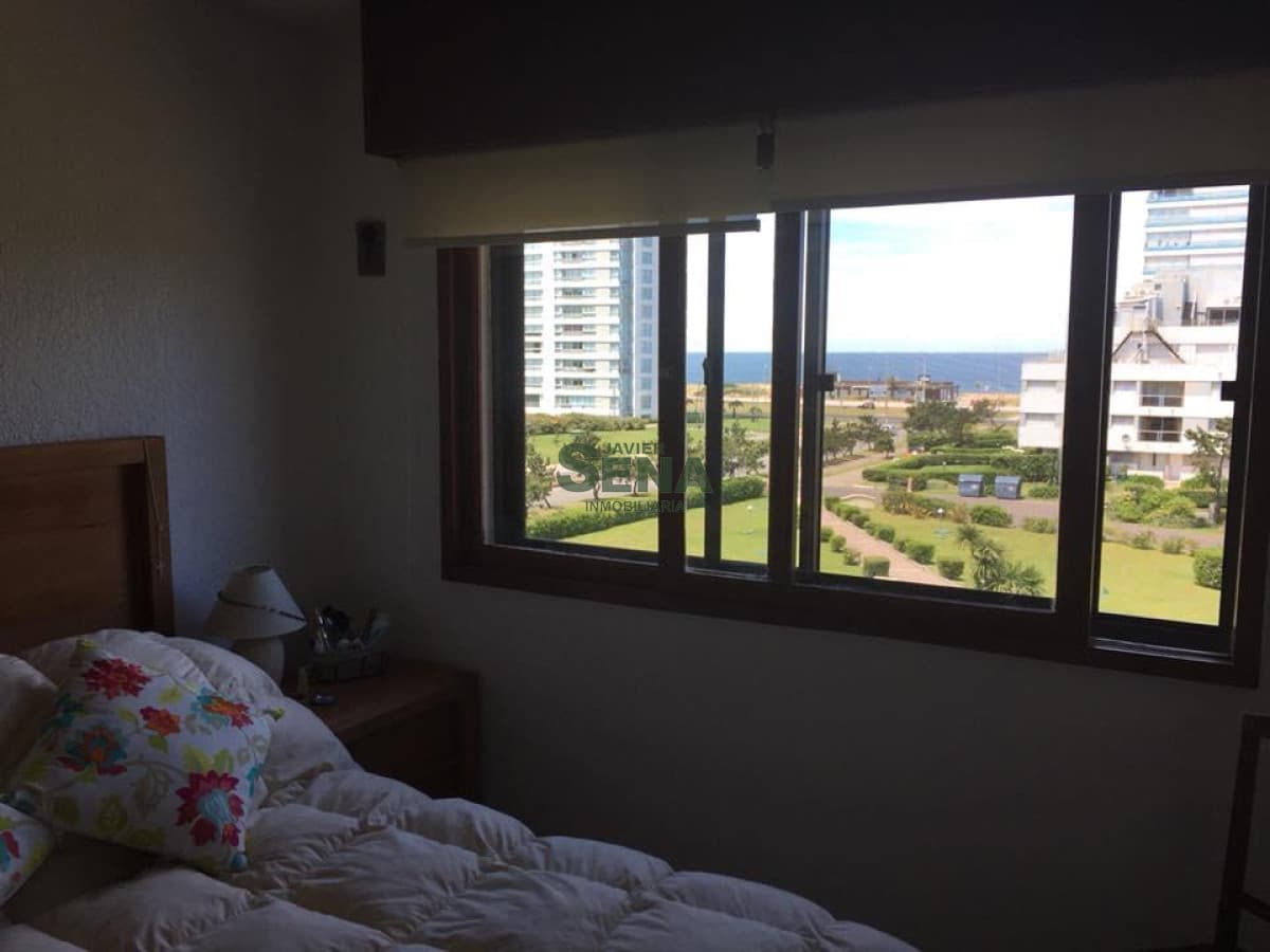Alquiler de apartamento en la brava, 1 dormitorio y medio, baño, balcon, jardin, a metros del mar.