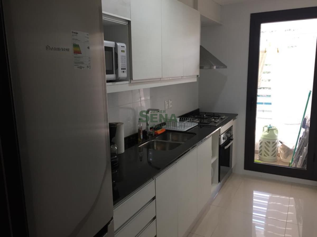 Alquiler de apartamento en la Roosevelt, 2 dormitorios, 2 baños, buen edificio y todos l,os servicios.