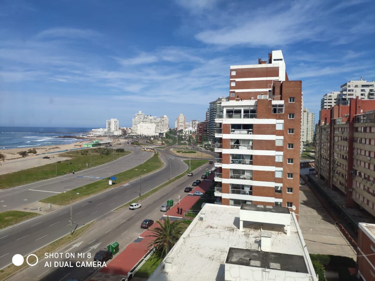 Venta y alquiler de apto en la brava, 2 dormit, 2 baños, piscina, vista al mar.