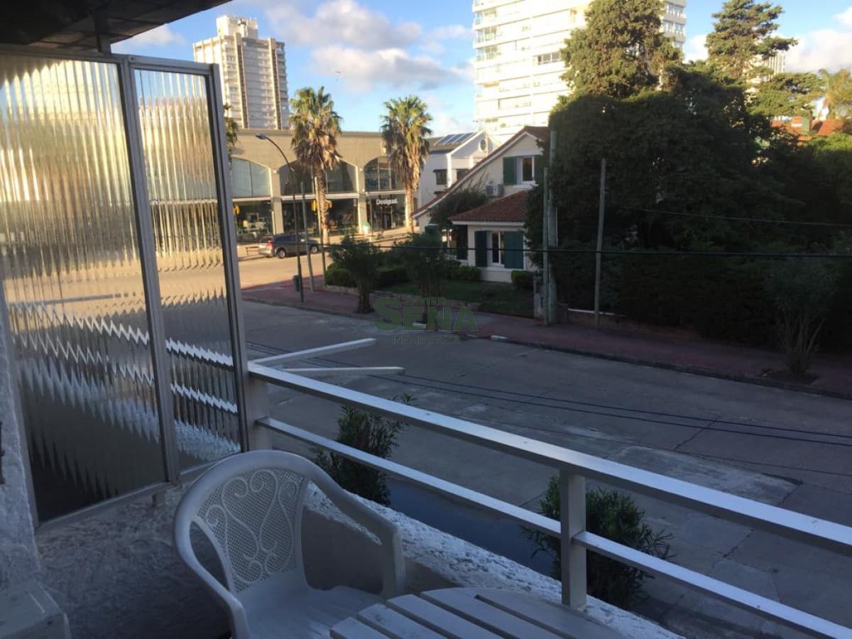 Alquiler de apartamento en Peninsula, 1 dormitorio y medio, baño, balcon.