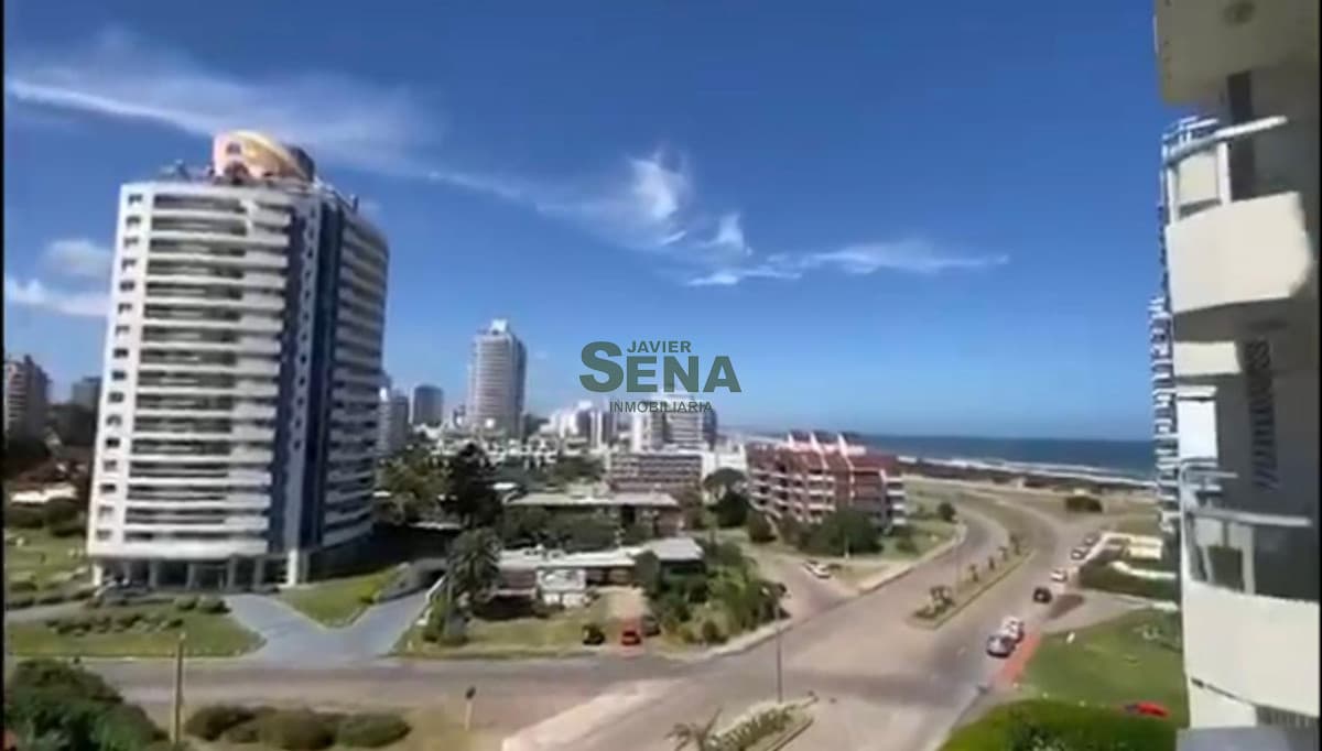 Alquiler de apartamento en la brava, de 2 dormitorios 3 baños, a una cuadra del mar y 3 de playa mansa con todas las amenities.