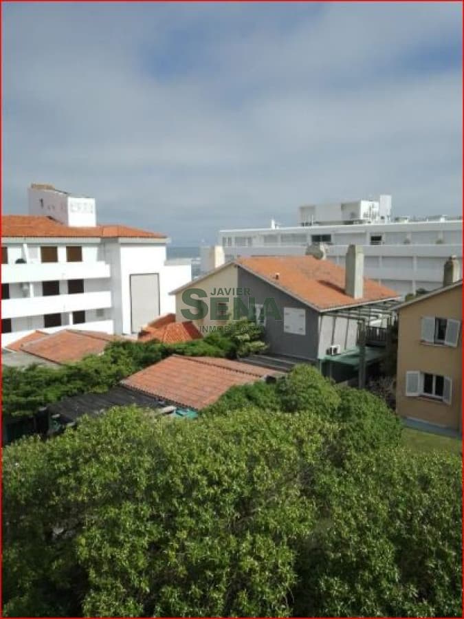 Venta de apartamento en la Peninsula, 1 dormitorio, baño, buena vista y buen edificio.