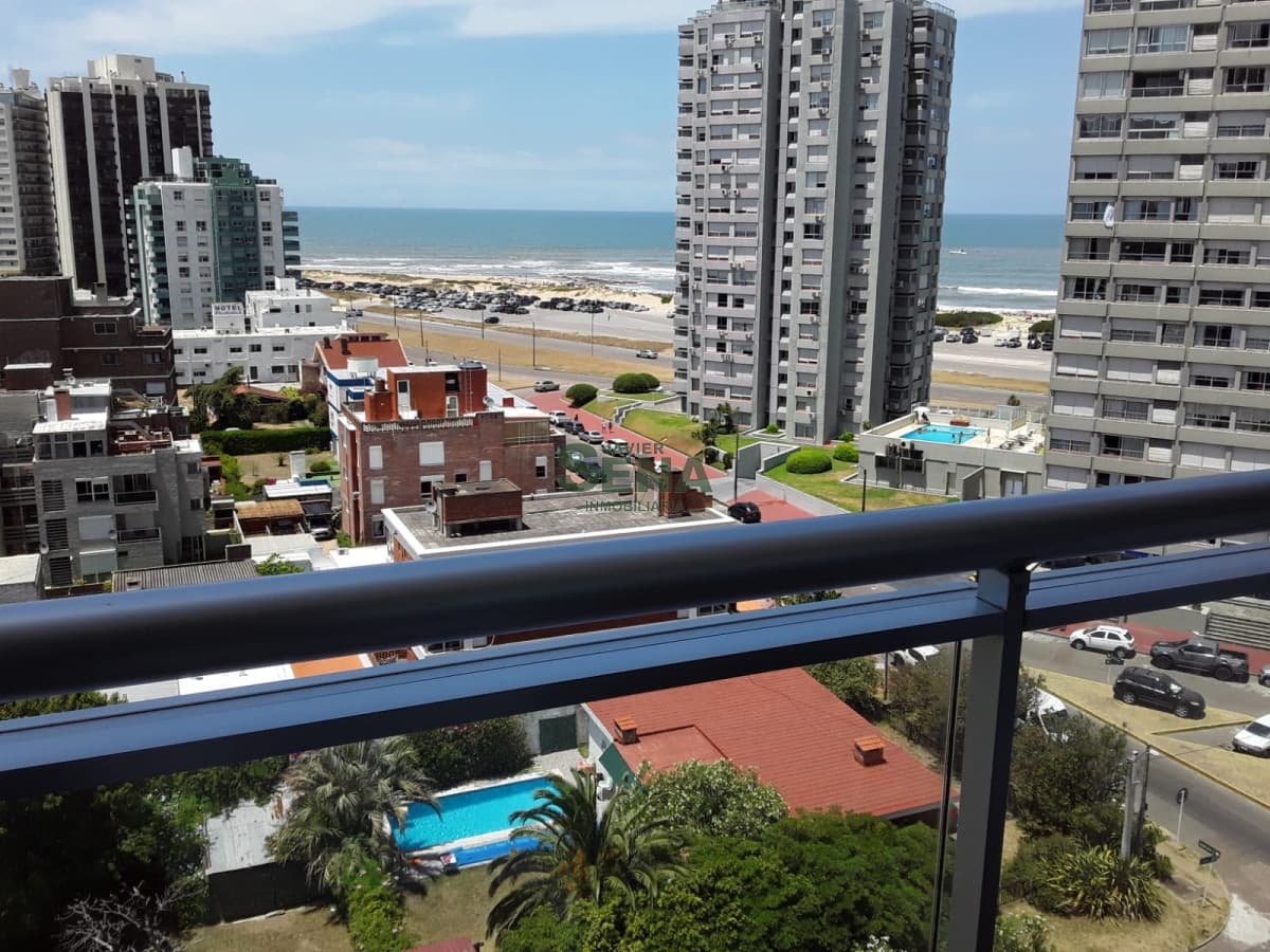 Alquiler de apartamento en la Brava, 1 dormitorio, baño, piscina, balcon linda vista y moderno.