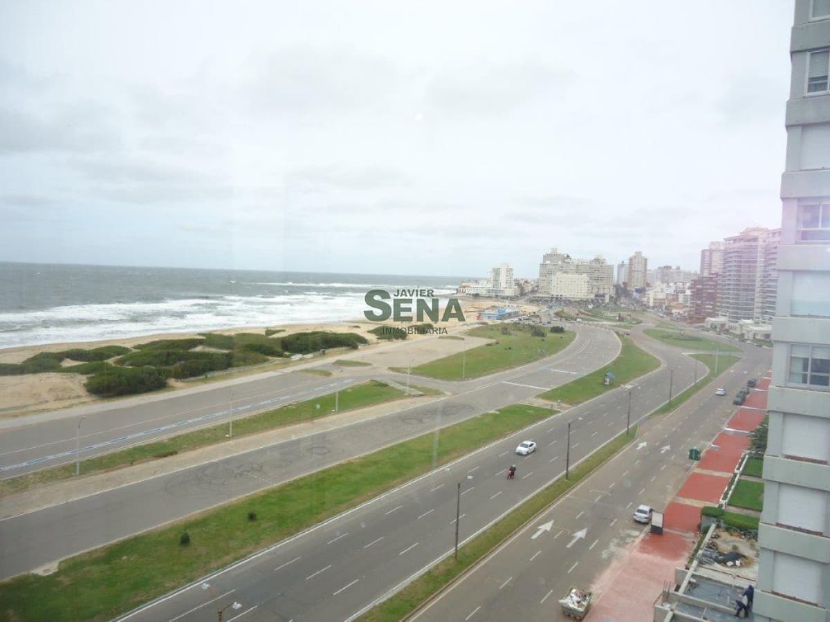 Alquiler de apartamento en la Brava, 3 dormitorios, 2 baños, garaje, pileta y servicios.
