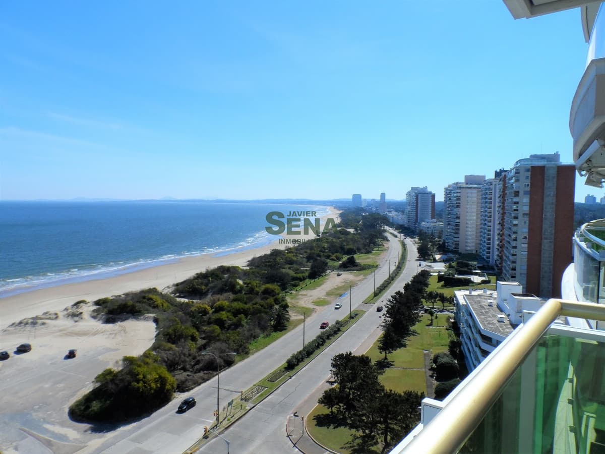 Alquiler de apartamento en la Mansa, edificio moderno, excelente vista, 4 dormitorios, 4 baños, terraza y piscina..