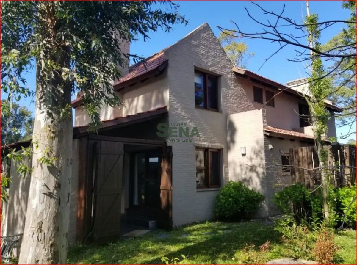 Alquiler de casa en Pinares, 2 dormitorios, 2 baños, piscina, lindo lugar.