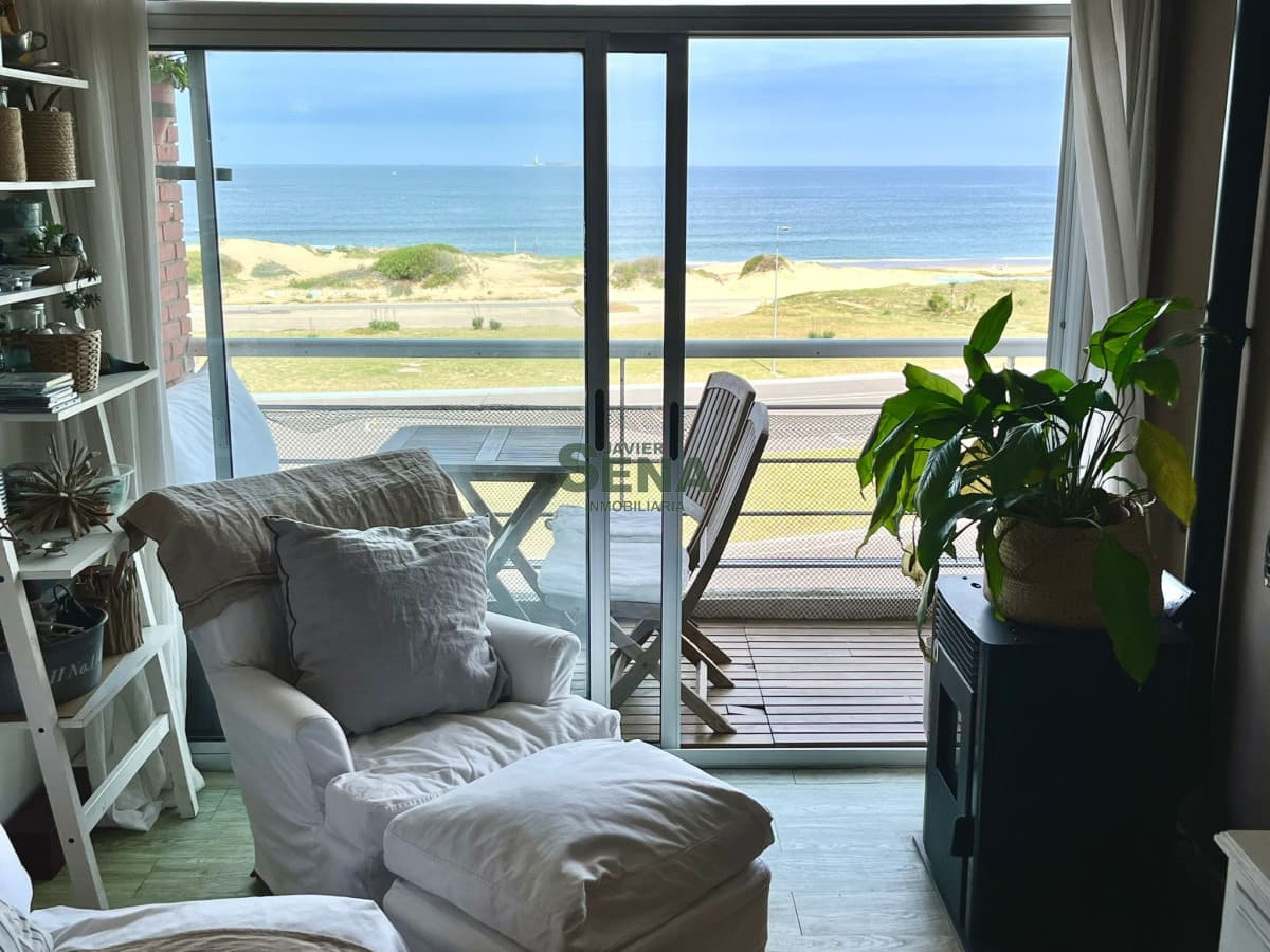 Alquiler de apartamento en la brava, 2 dormitorios, 2 baños, balcon, muy buena vista, frente al mar.