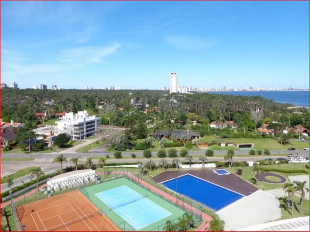 Alquiler de apartamento en la Mansa, 3 dormitorios, 3 baños, piscina, canchas, balcon, vista.