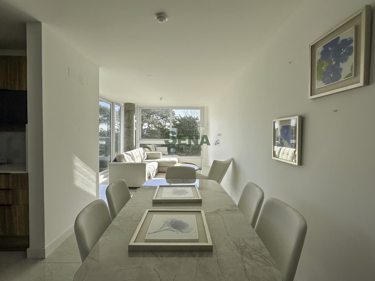 Venta de apartamento en Punta del Este, con 3 dormitorios y 2 baños en edificio a estrenar .