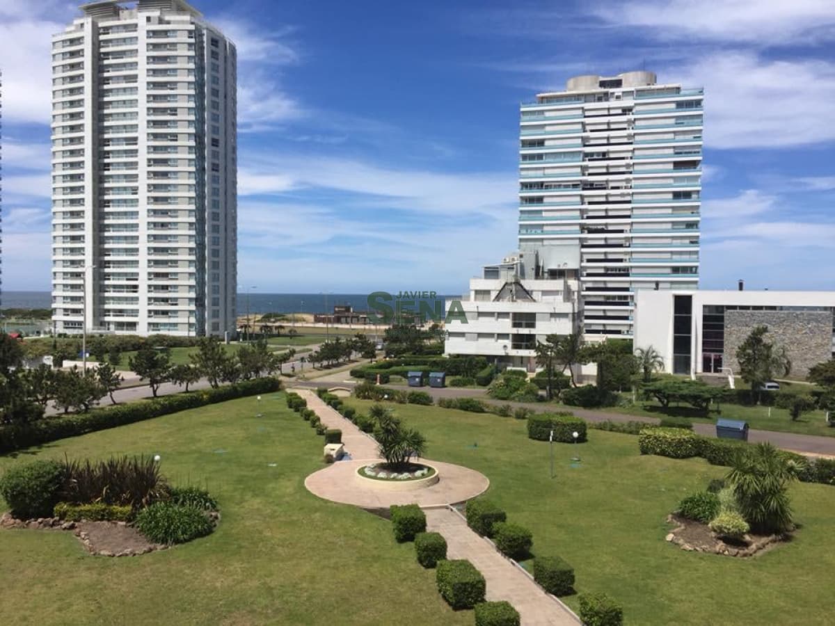 Alquiler de apartamento en la brava, 1 dormitorio y medio, baño, balcon, jardin, a metros del mar.