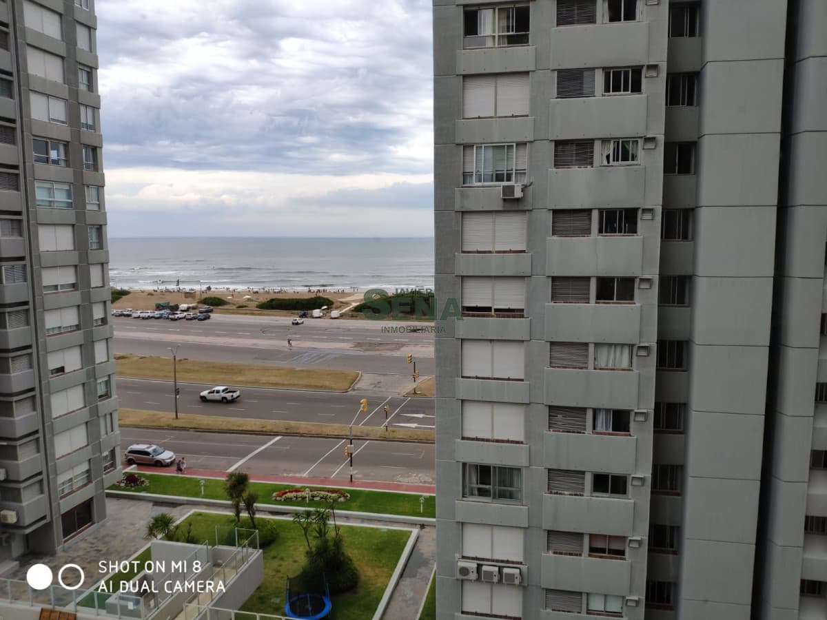 Venta de apartamento en la brava, 3 dormitorios, 2 baños, piscina, buena vista.
