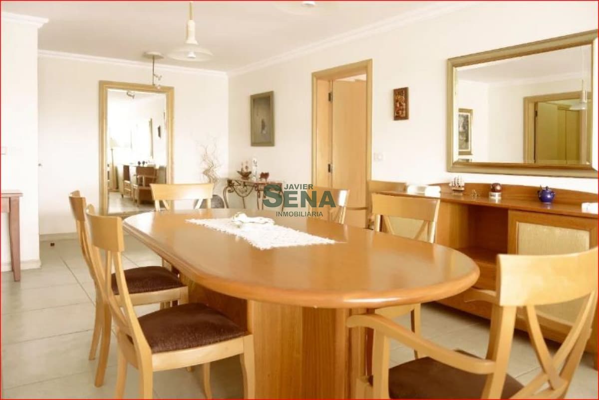 Alquila apartamento en la Brava, 4 dormitorios, 3 baños, piscina, frente al mar.