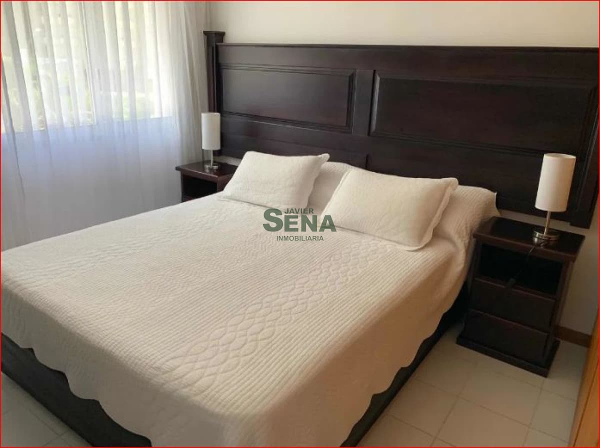 Venta de apartamento en la Brava, 2 dormitorios y medio, 3 baños, piscina, servicios.