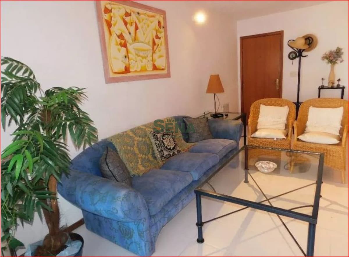 Alquiler de apartamento en la Brava, 2 dormitorios, 2 baños, con servicios y buena vista.
