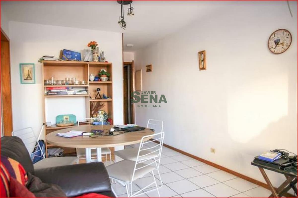 Venta y alquiler de apartamento en la Mansa, 1 dormitorio, baño, con servicios, a metros del mar.