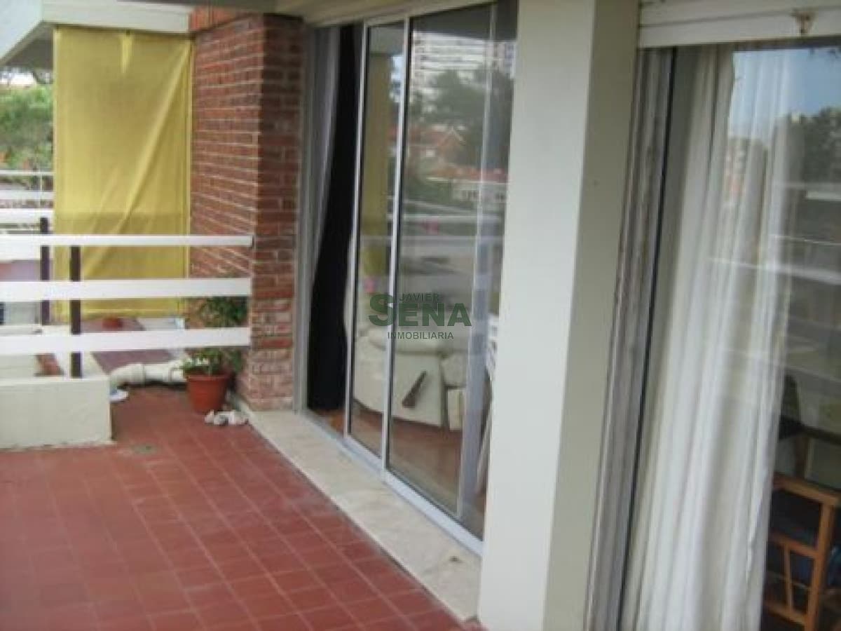 Venta y alquiler de apartamento en la Brava, 1 dormitorio, baño, terraza.