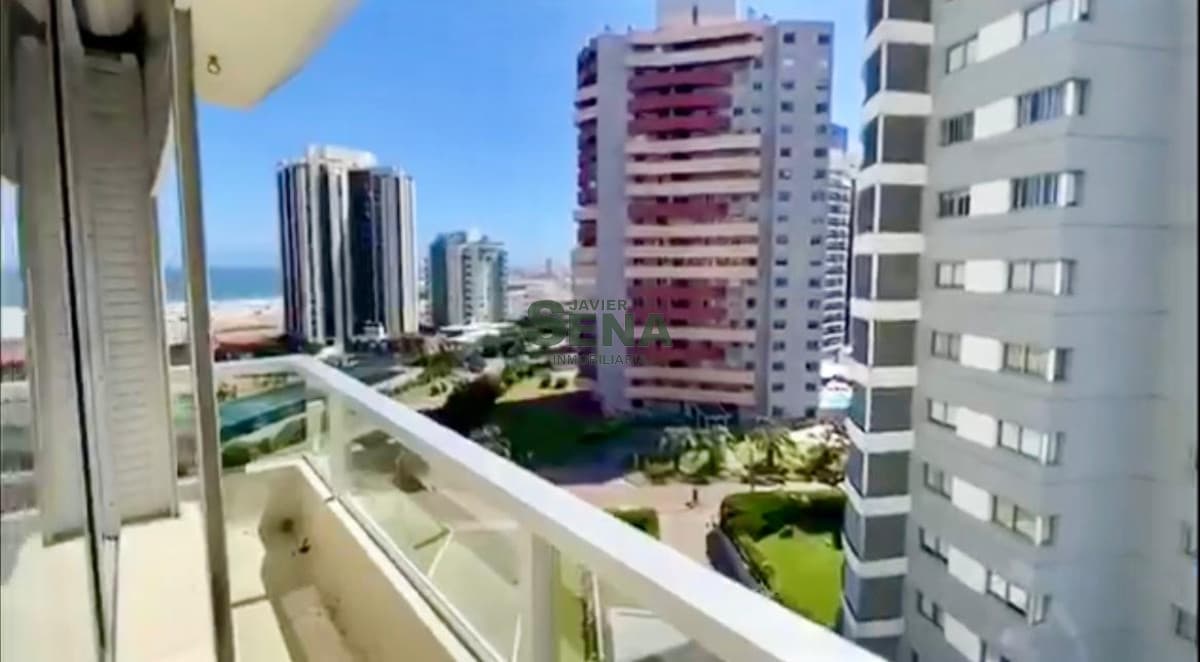 Alquiler de apartamento en la brava, de 2 dormitorios 3 baños, a una cuadra del mar y 3 de playa mansa con todas las amenities.