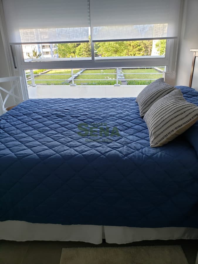 Alquiler de apartamento en la Roosevelt, 1 dormitorio, baño, lindo edificio, con pocos años construidos.