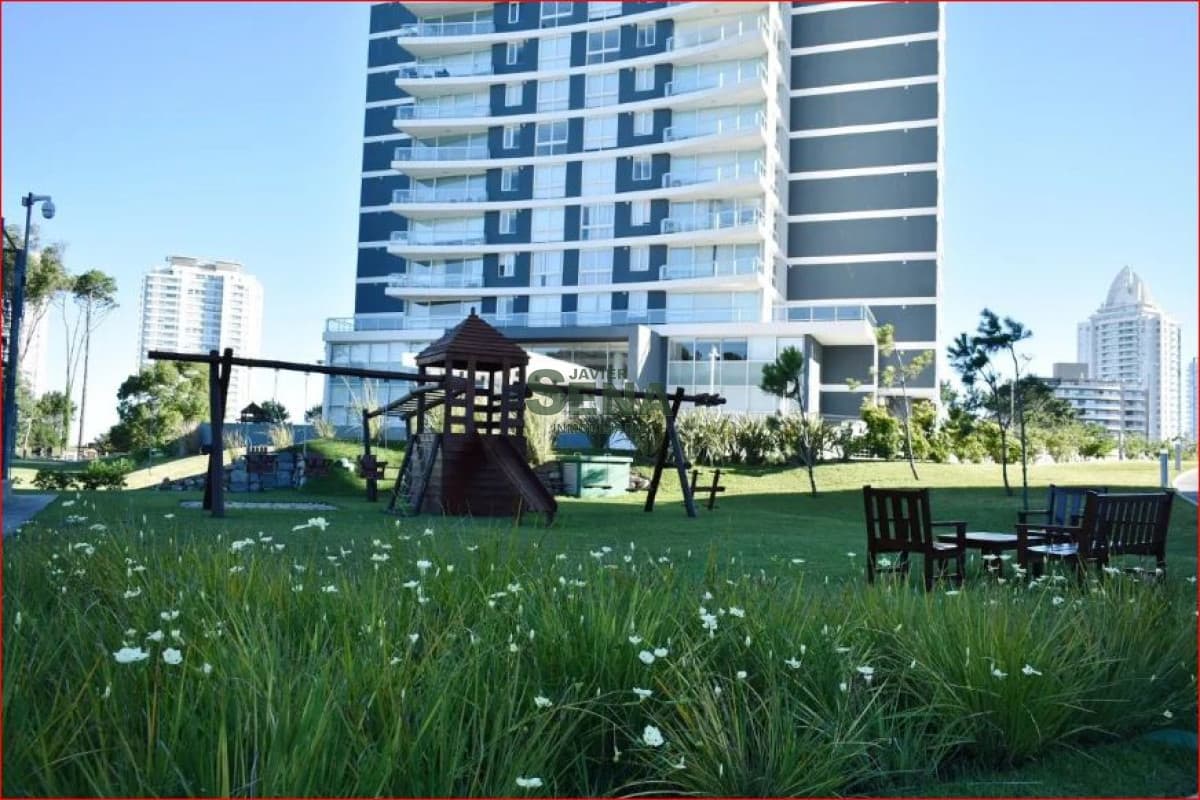 Alquiler y venta de apartamento en la Brava, 3 dormitorios, 4 baños, todos los servicios.