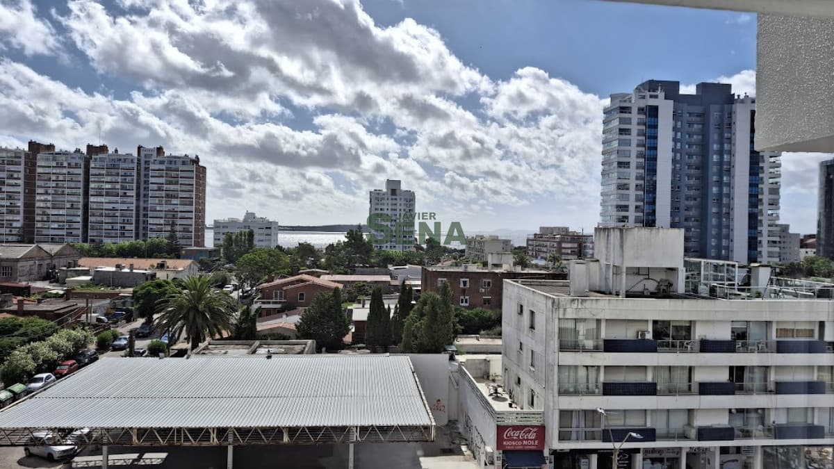 Alquiler de apto zona brava, de 3 dormitorios, 2 baños, balcón, buena vista.