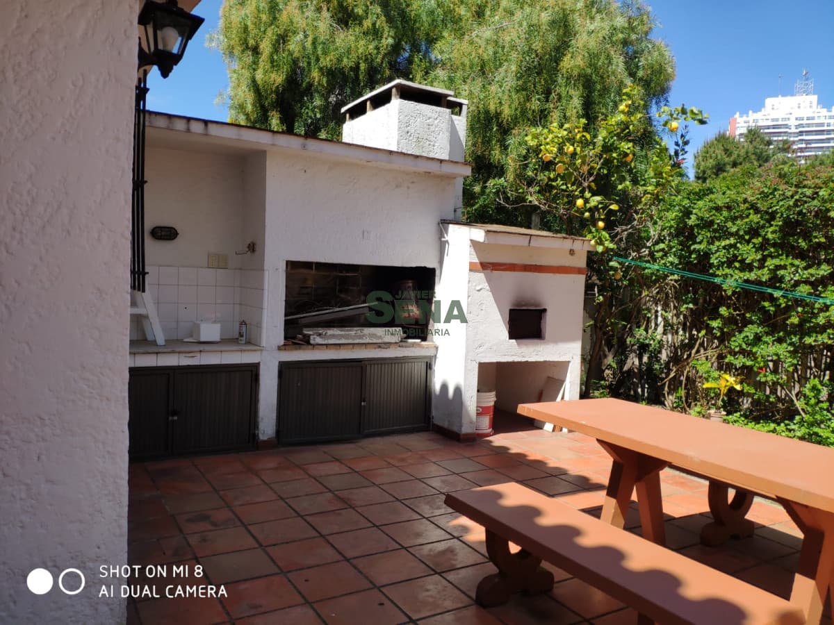 Alquiler y Venta de apartamento en la Brava, 3 dormitorios, 2 baños, planta baja, a metros del mar.