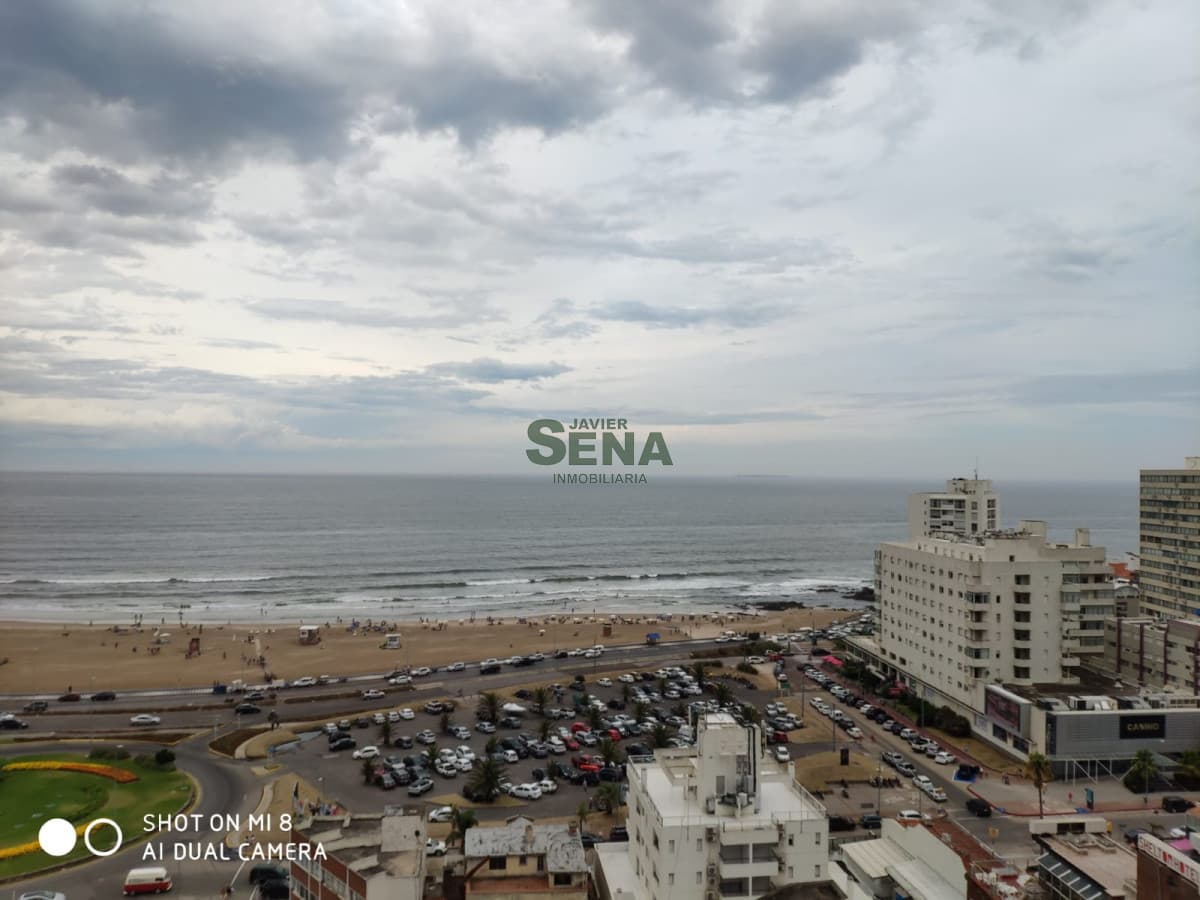 Venta de apartamento en la Peninsula, 4 dormitorios, 4 baños, balcon, gran vista con servicios.